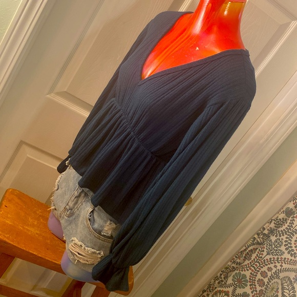 PINK LILY Green Top - Picture 4 of 14